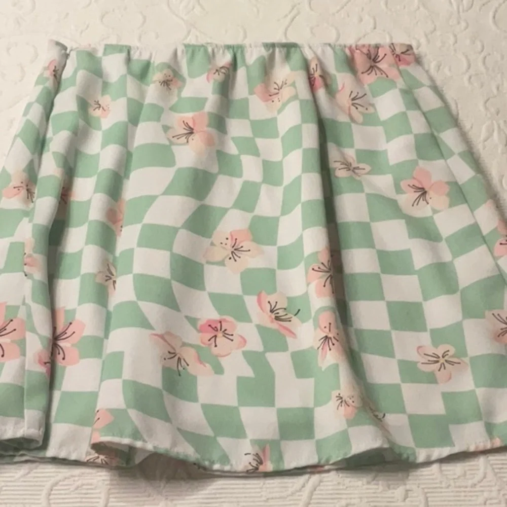 Hollister Green and Pink Floral Skirt. Small. Lined. Side zip.